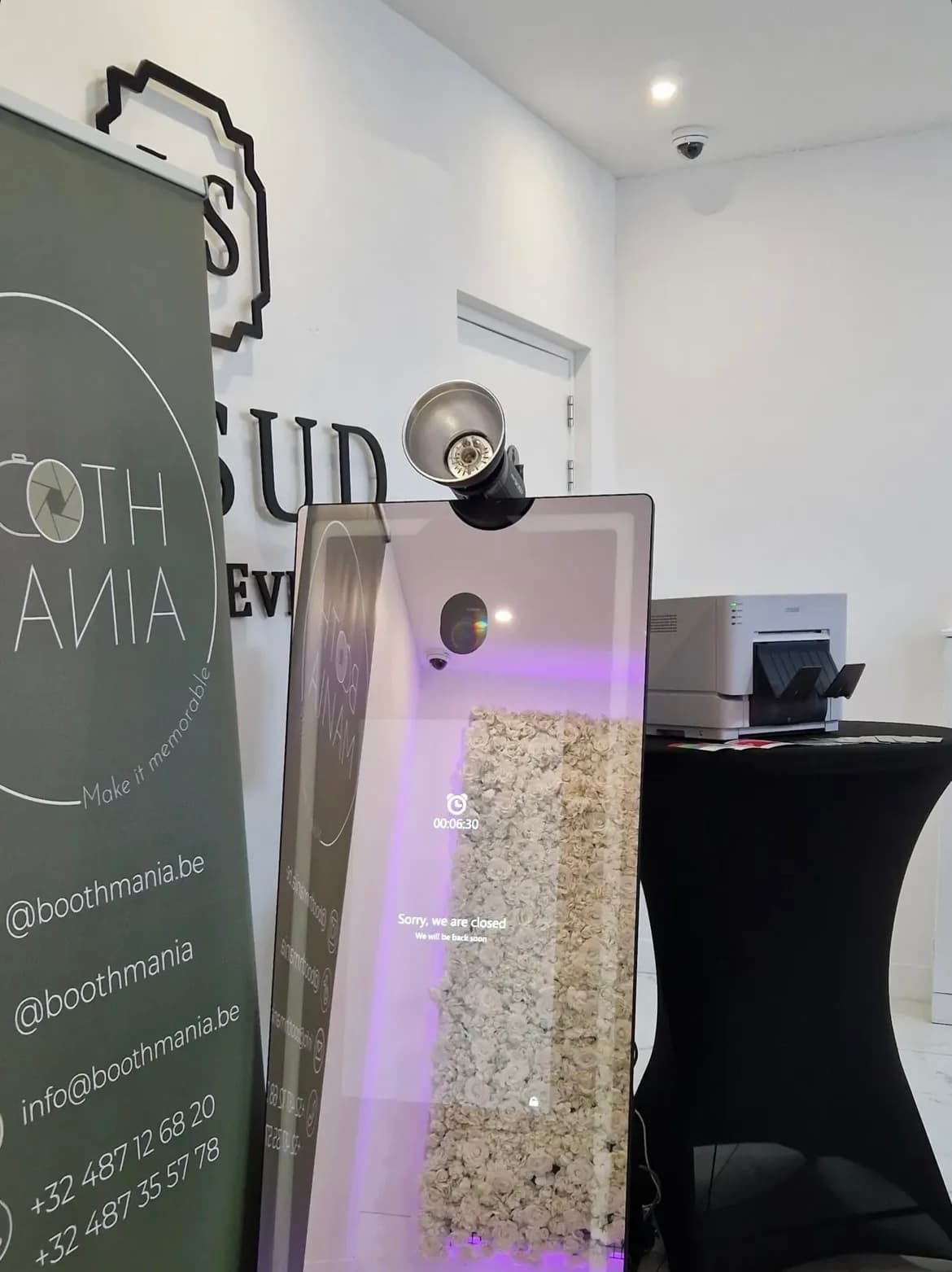 Opstelling van een mirrorbooth bij een verloving buiten