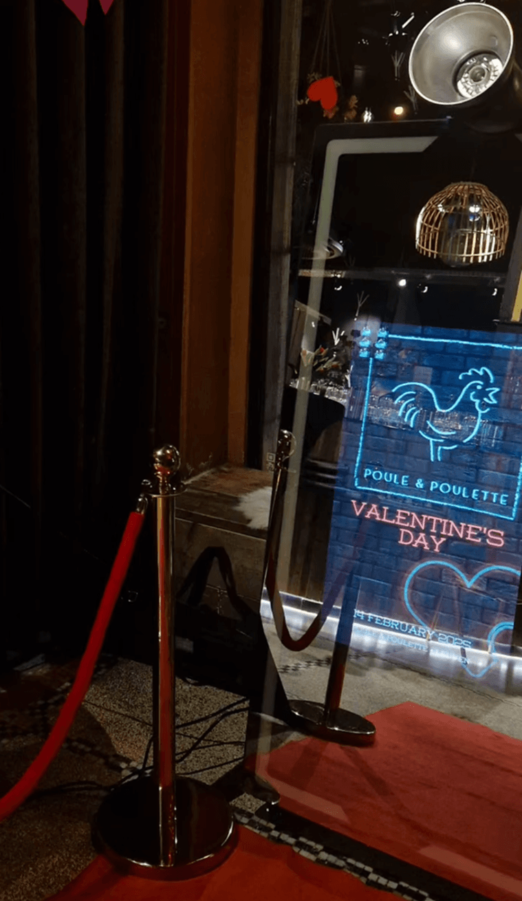 Opstelling van een photobooth op een Valentijnsdagfeest.